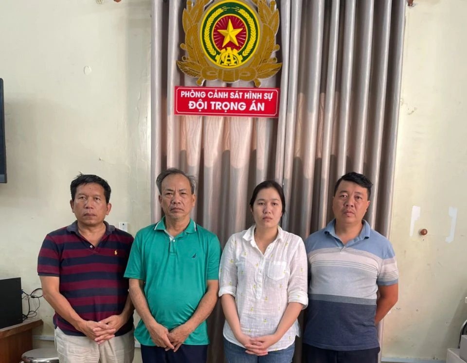 Nhóm cho vay lãi nặng làm hợp đồng giả cách để ‘chiếm nhà’ hàng chục tỉ của con nợ