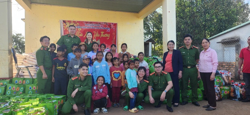 Công an TP.HCM thăm, tặng quà 2 mái ấm ở quận 3 và Bình Thạnh