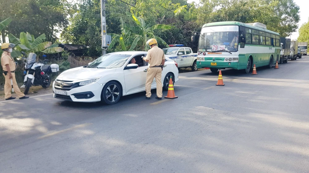 CSGT ở Củ Chi đo nồng độ cồn 'xuyên Tết, xuyên đêm' xử lý hàng trăm người