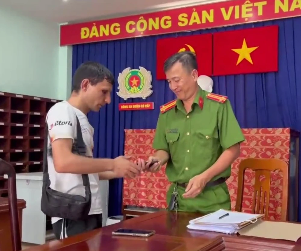 Nam du khách cầm điện thoại chụp ảnh bị cướp giật vào mùng 4 Tết