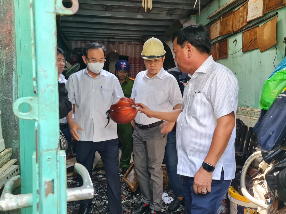 Bí thư Nguyễn Văn Nên đến hiện trường vụ cháy 3 căn nhà, 4 người chết ở quận 10