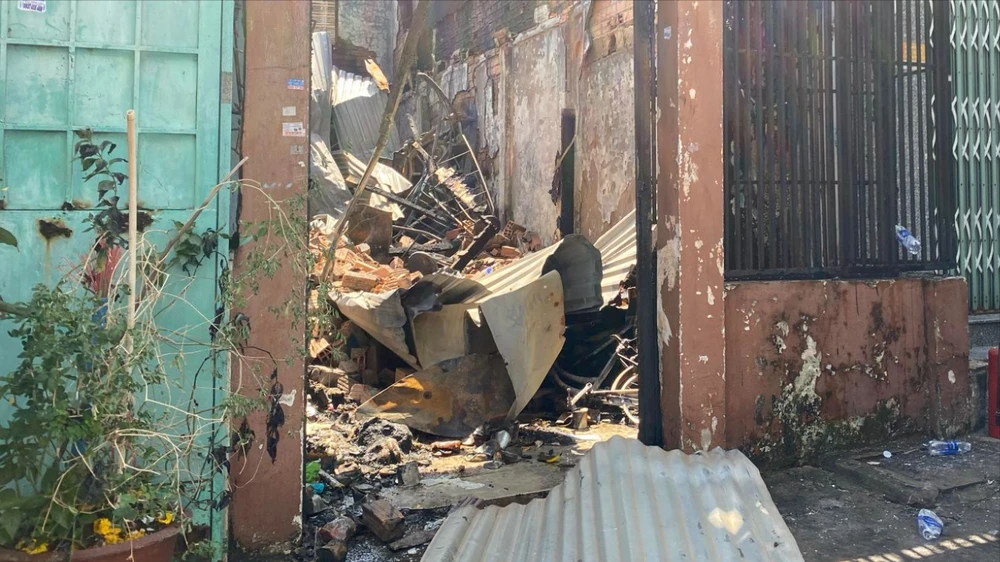 Vụ cháy 3 nhà chết 4 người: Hàng xóm nghi 1 nạn nhân phóng hỏa