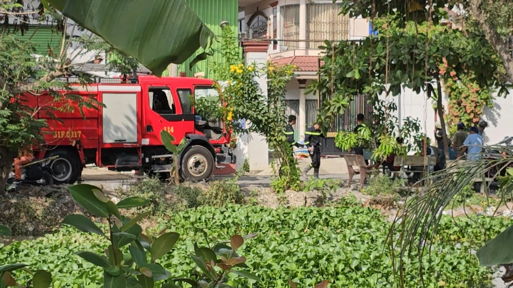 Xưởng keo vừa chạy máy móc khai trương đầu năm thì phát cháy dữ dội ở Bình Tân