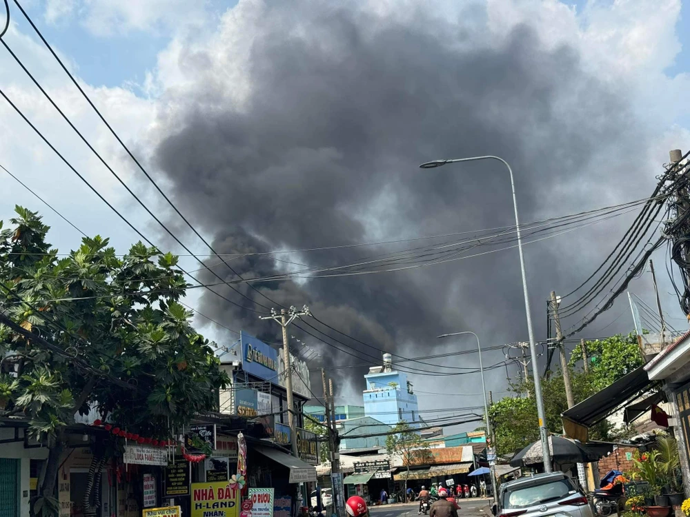 Xưởng keo vừa chạy máy móc khai trương đầu năm thì phát cháy dữ dội ở Bình Tân