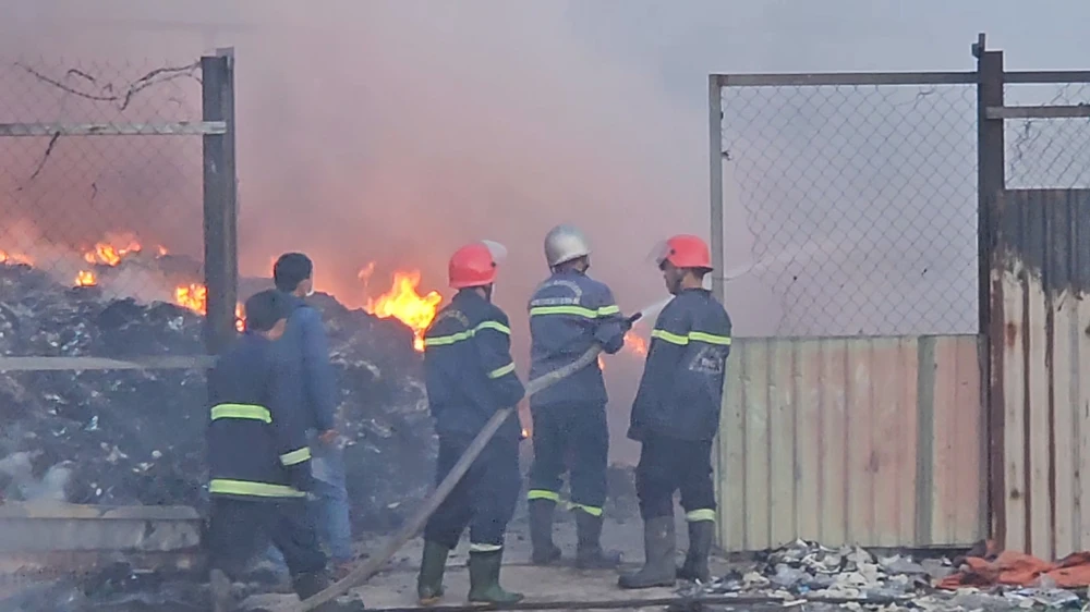 Cháy dữ dội bãi phế liệu ở Bình Chánh