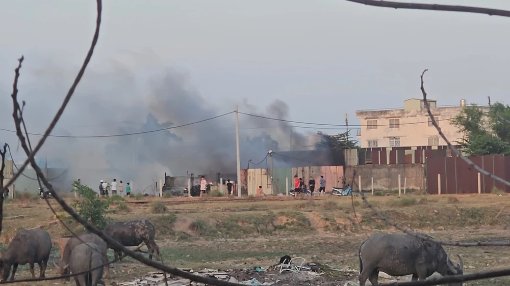 Cháy dữ dội bãi phế liệu ở Bình Chánh