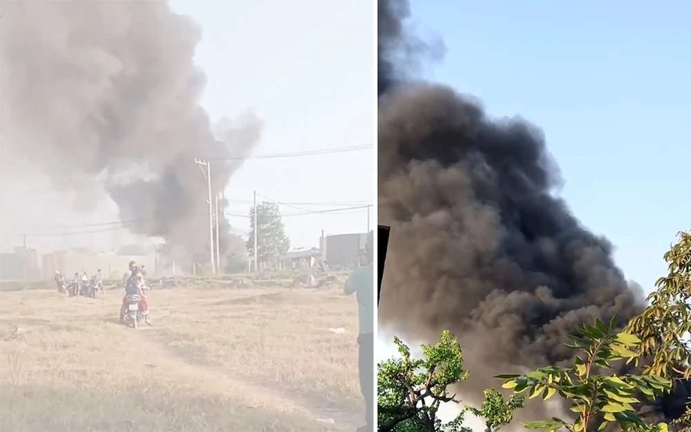 Cháy dữ dội bãi phế liệu ở Bình Chánh