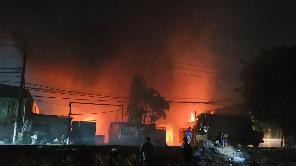 Cháy dữ dội ở một số xưởng, nhiều người dân tháo chạy ra đồng ở Bình Chánh