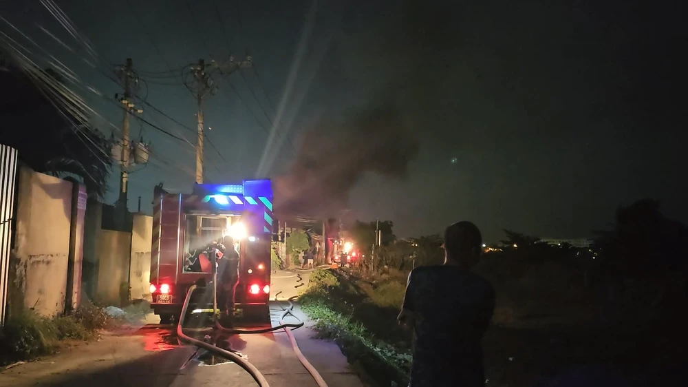 Cháy dữ dội ở một số xưởng, nhiều người dân tháo chạy ra đồng ở Bình Chánh