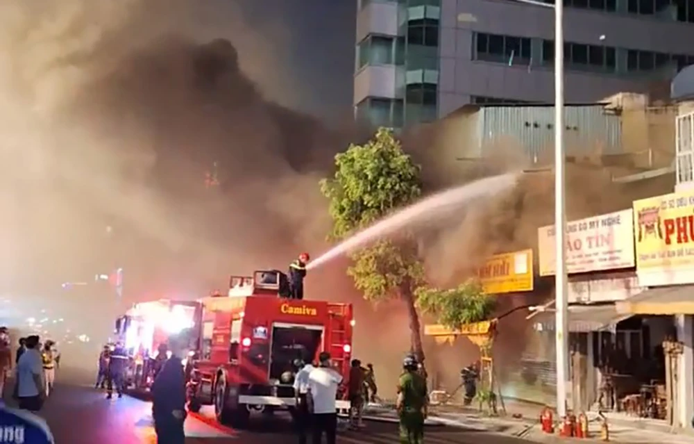 Cửa hàng gỗ mỹ nghệ ở đường Cộng Hòa cháy, cửa ngõ Tân Sơn Nhất ùn ứ