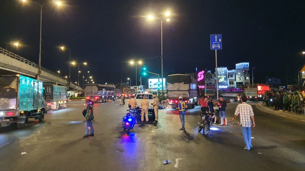 2 người chết sau tai nạn giữa xe tải và xe máy ở An Sương