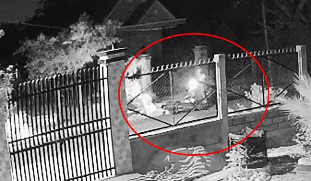 Nghi trộm vờ giúp đỡ người gặp tai nạn để lấy iPhone, dây chuyền vàng... ở Củ Chi