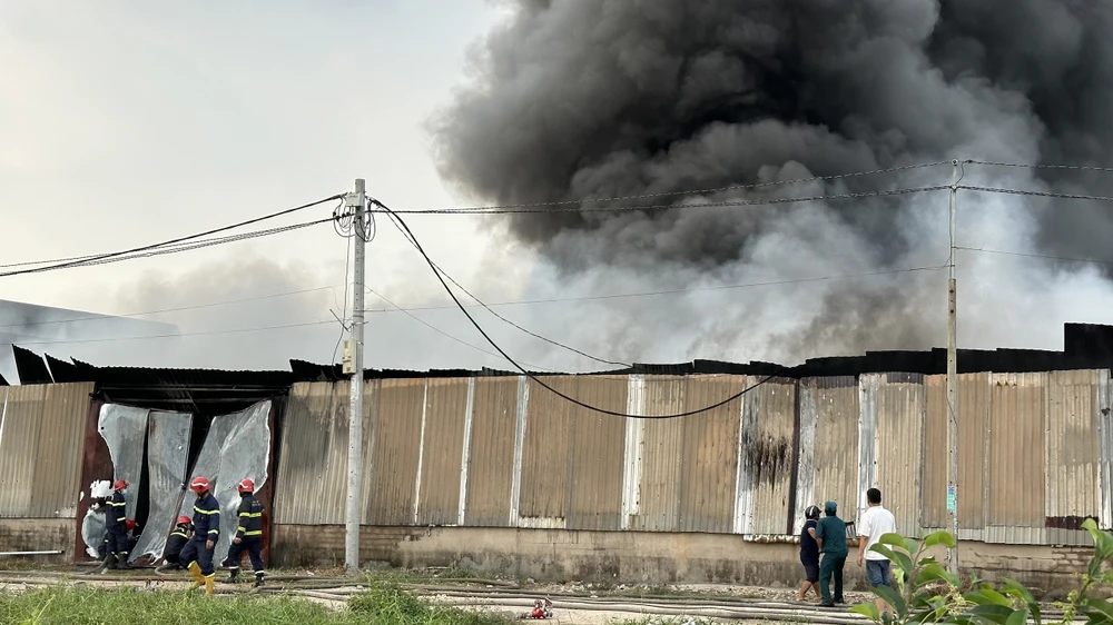 Cháy dữ dội 2 nhà xưởng ngàn m2 ở Hóc Môn