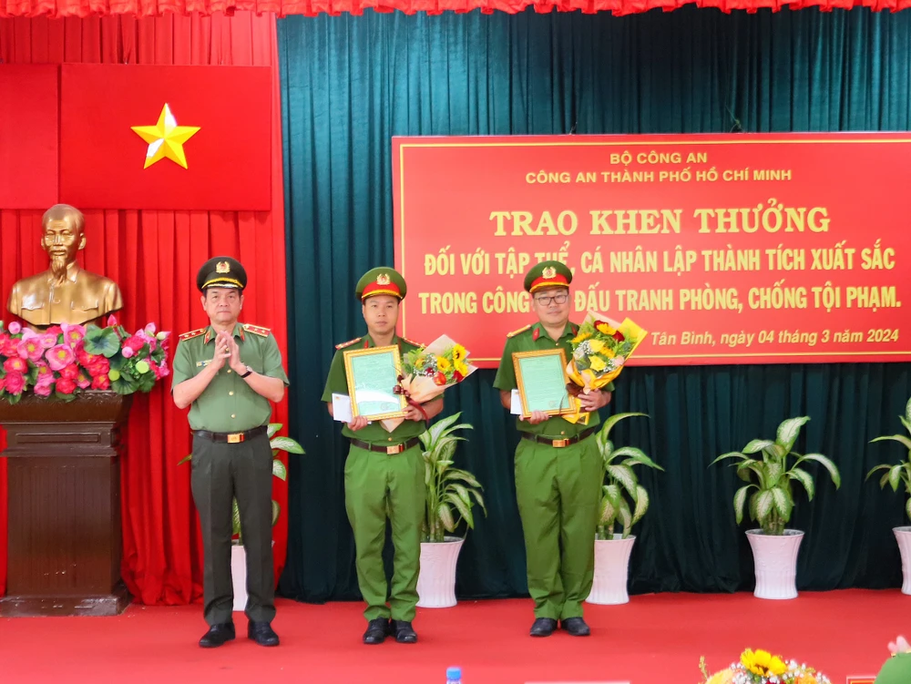 cong-an-quan-tan-binh-duoc-khen-thuong-vi-thanh-tich-pha-an-2.jpg