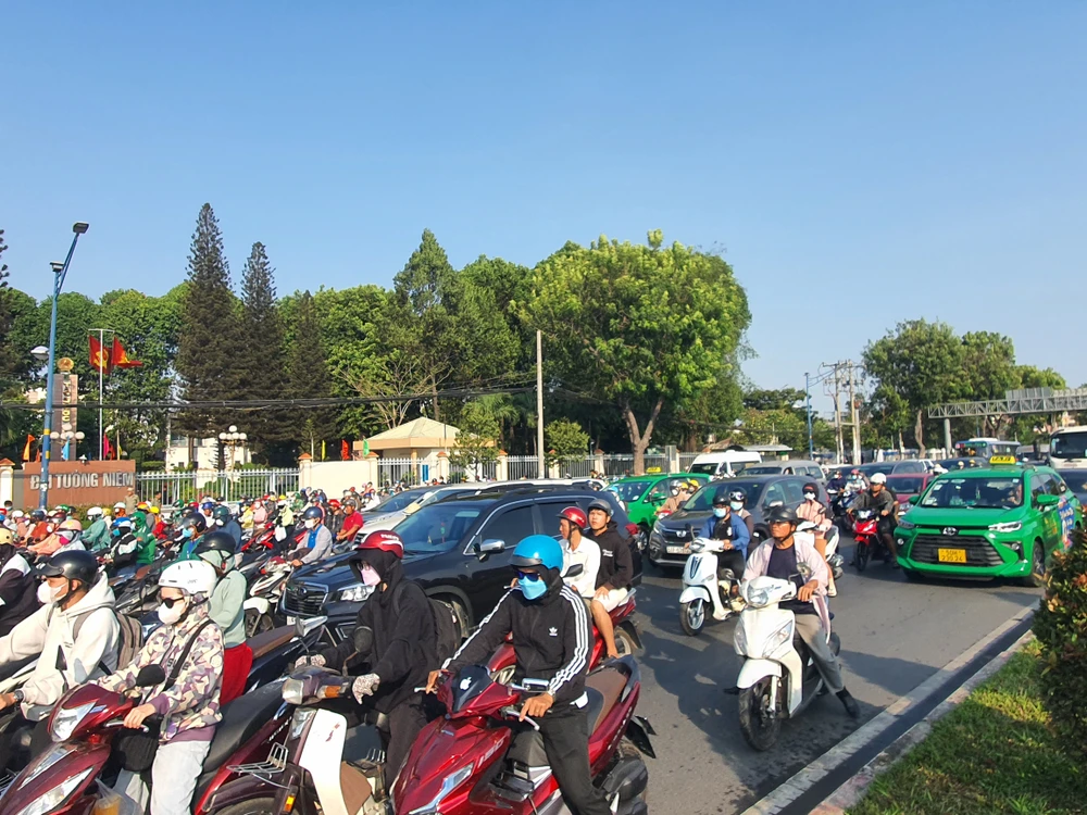 Xe 16 chỗ tông liên hoàn nghi do tài xế đột quỵ, đường Trường Chinh kẹt cứng