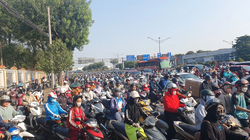 Xe 16 chỗ tông liên hoàn nghi do tài xế đột quỵ, đường Trường Chinh kẹt cứng