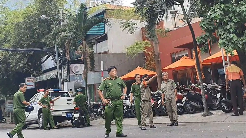 Công an truy tìm thủ phạm vụ nhà dân và ô tô trúng bi sắt gần Tân Sơn Nhất