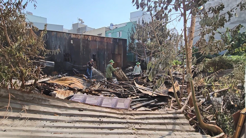 Nhà tôn dùng làm nơi nấu rượu bị thiêu rụi sau vụ cháy ở Bình Tân