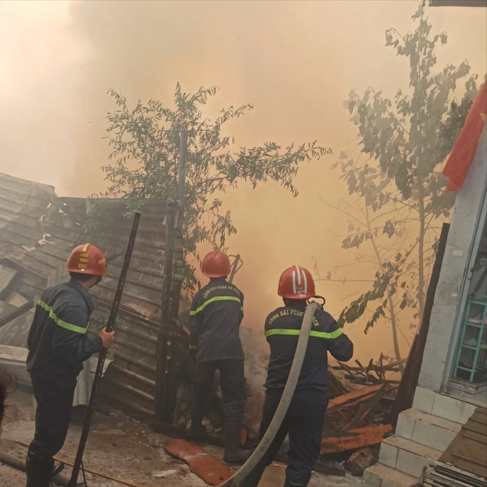 Nhà tôn dùng làm nơi nấu rượu bị thiêu rụi sau vụ cháy ở Bình Tân