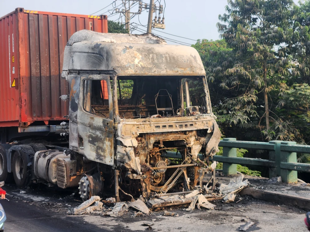 27 cảnh sát PCCC bảo vệ được thùng container trong vụ cháy xe trên cầu Xáng