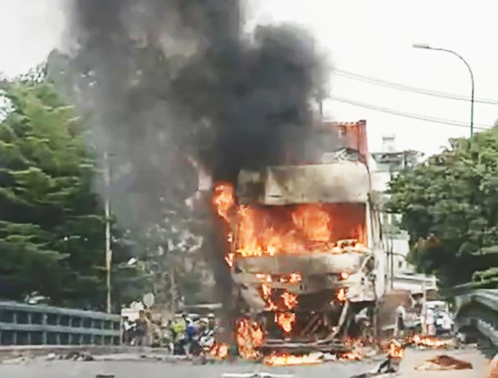 27 cảnh sát PCCC bảo vệ được thùng container trong vụ cháy xe trên cầu Xáng