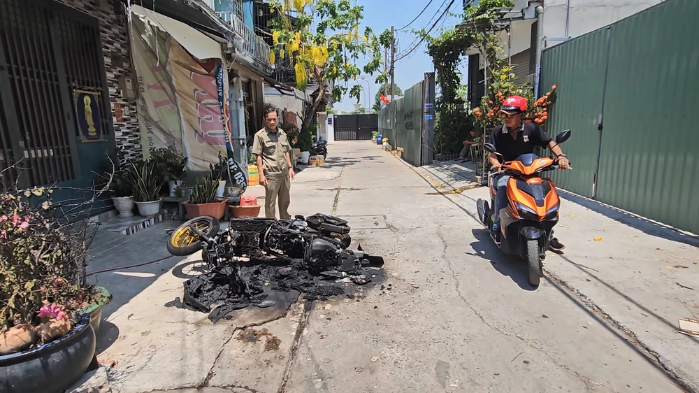 Sau to tiếng, người đàn ông đốt xe máy ở Bình Tân