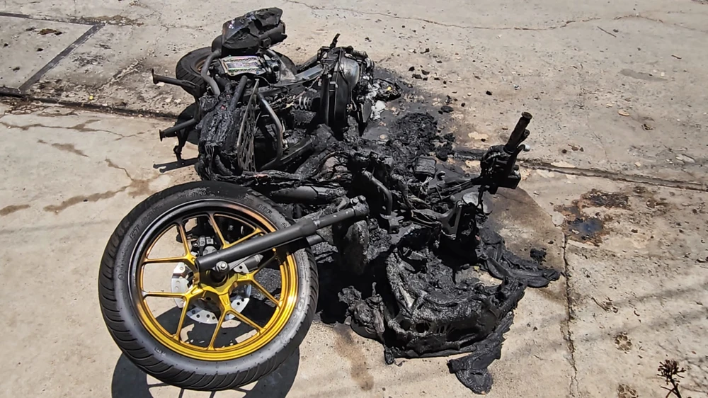 Sau to tiếng, người đàn ông đốt xe máy ở Bình Tân