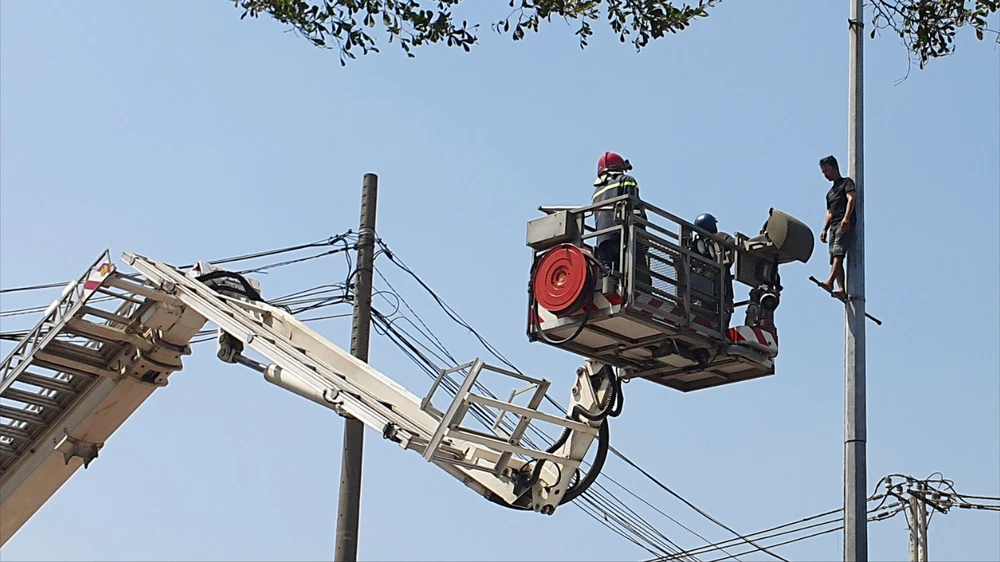 Cảnh sát phong tỏa Quốc lộ 22, cứu thanh niên nghi 'ngáo đá' leo cột đèn