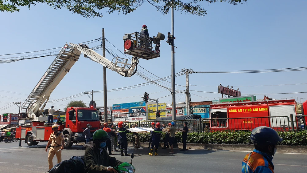 Cảnh sát phong tỏa Quốc lộ 22, cứu thanh niên nghi 'ngáo đá' leo cột đèn