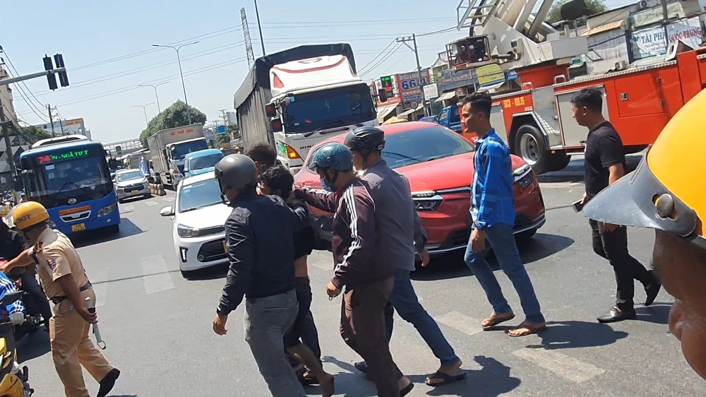 Cảnh sát phong tỏa Quốc lộ 22, cứu thanh niên nghi 'ngáo đá' leo cột đèn