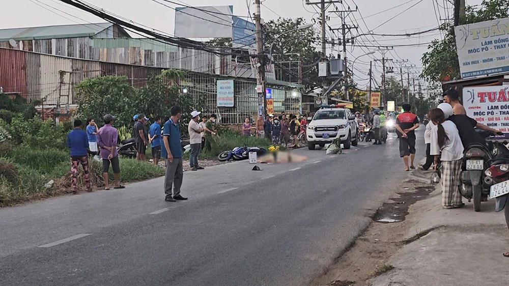 Vượt xe tải trên đường Vĩnh Lộc, thanh niên gặp tai nạn tử vong