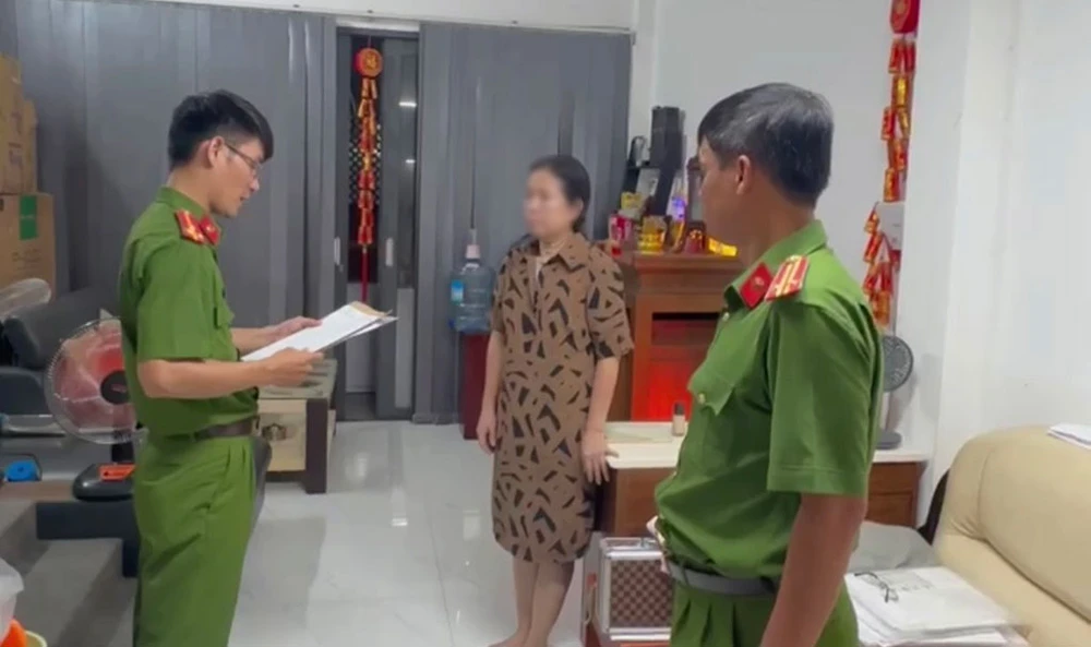 Lừa du học Mỹ, chiếm đoạt hơn 4,5 tỉ và 153 ngàn USD