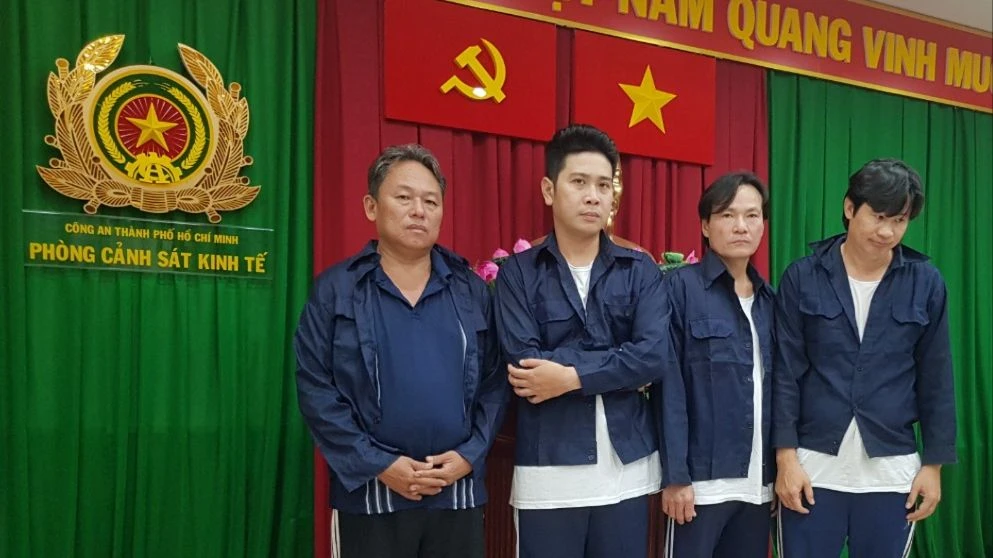 Đường dây buôn dầu lậu liên quan 2 cán bộ hải quan hoạt động ra sao