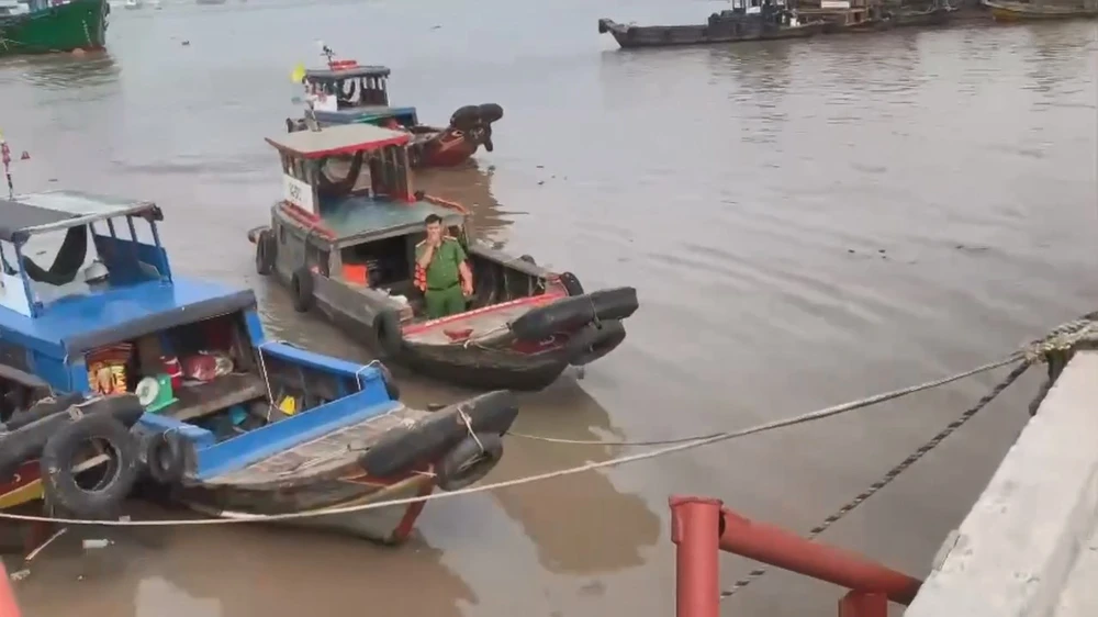 Đường dây buôn dầu lậu liên quan 2 cán bộ hải quan hoạt động ra sao