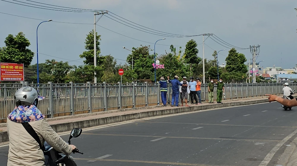 Thi thể người đàn ông mặc áo có chữ ‘no guts no glory’ trôi trên Kênh Nước Đen