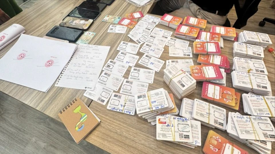 Bắt đường dây mở, mua bán hàng trăm ngàn tài khoản ngân hàng