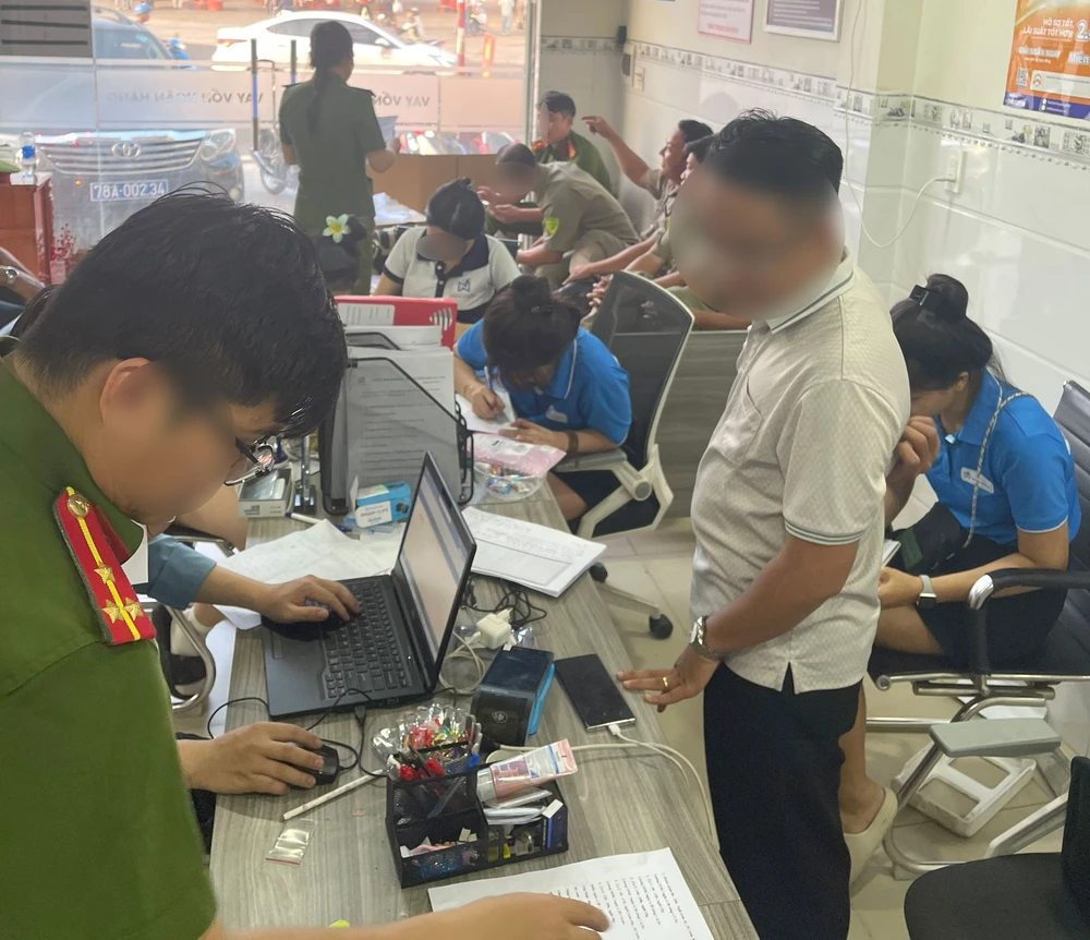 Bắt đường dây mở, mua bán hàng trăm ngàn tài khoản ngân hàng