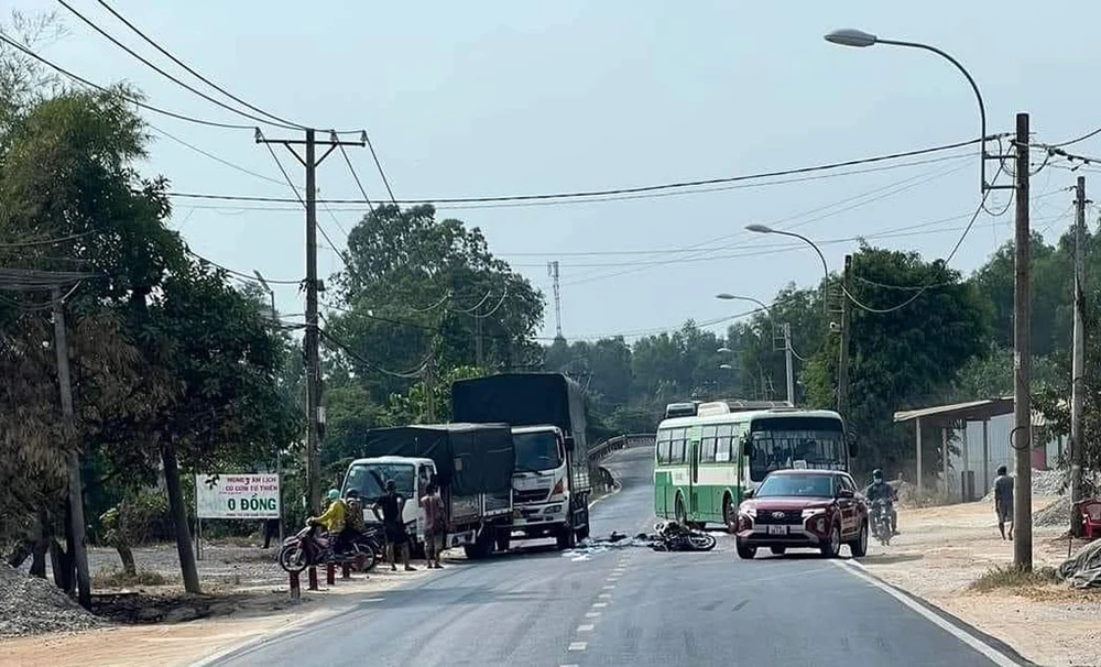 Bị xe tải tông tử vong sau khi phanh gấp, trượt té trên đường