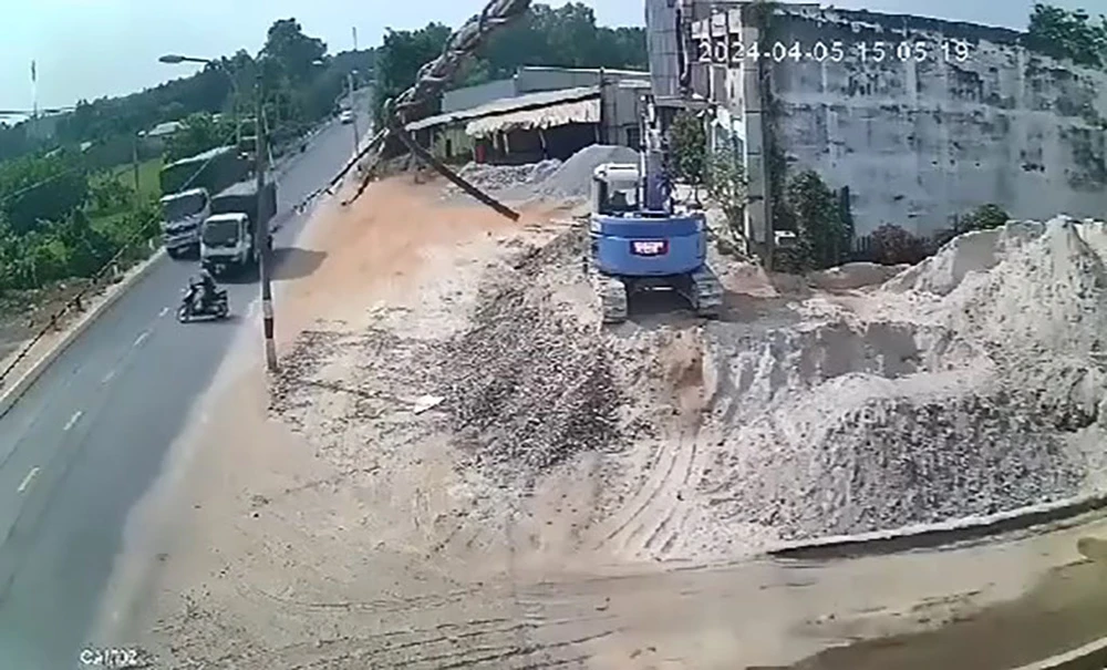 Bị xe tải tông tử vong sau khi phanh gấp, trượt té trên đường