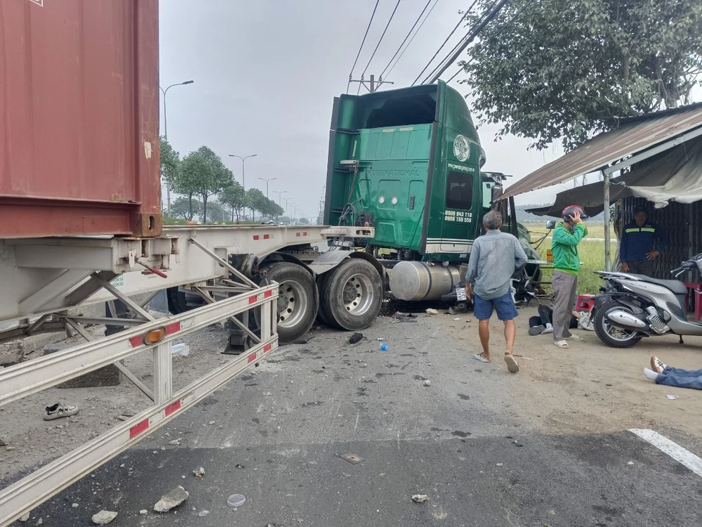 Container cuốn 3 người đi xe máy vào gầm ở Quốc lộ 22