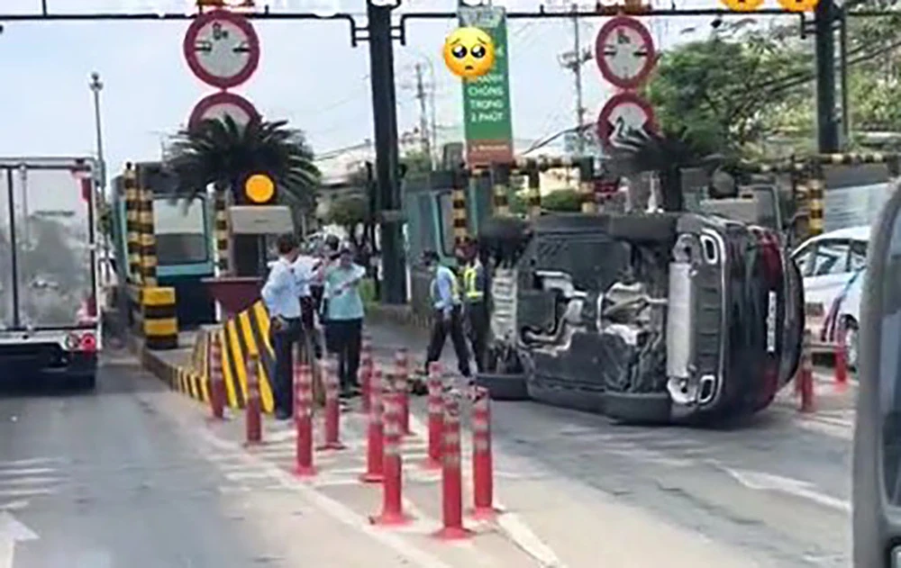 Đóng 1 làn trạm thu phí An Sương An Lạc vì Mercedes tông ụ bê tông