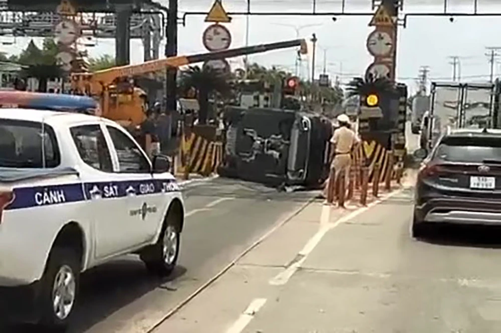 Đóng 1 làn trạm thu phí An Sương An Lạc vì Mercedes tông ụ bê tông