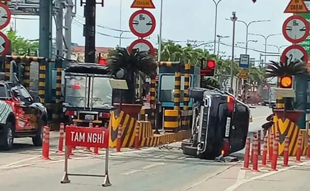 Đóng 1 làn trạm thu phí An Sương An Lạc vì Mercedes tông ụ bê tông