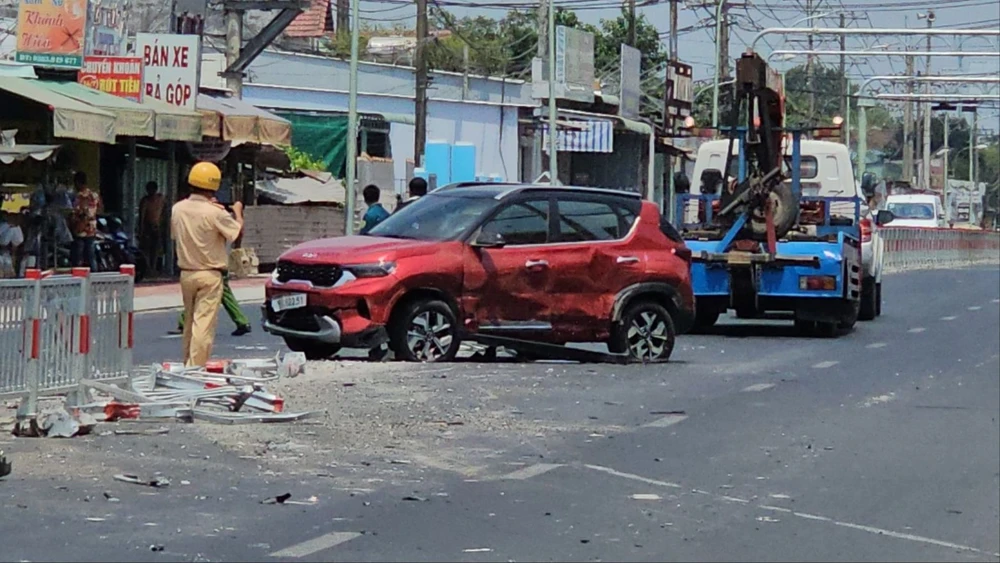 Xe tải nổ lốp tông ô tô xoay vòng trên Tỉnh lộ 8, 2 mẹ con thoát nạn