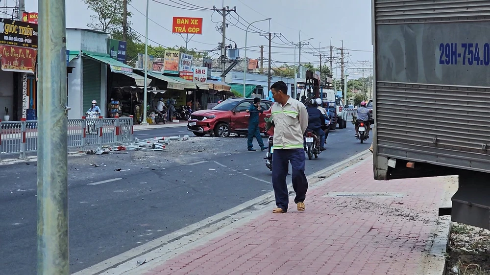 Xe tải nổ lốp tông ô tô xoay vòng trên Tỉnh lộ 8, 2 mẹ con thoát nạn