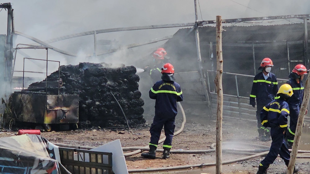 Cháy lớn khu đất ngàn mét vuông, nhiều người hò nhau đẩy ô tô, xe máy...