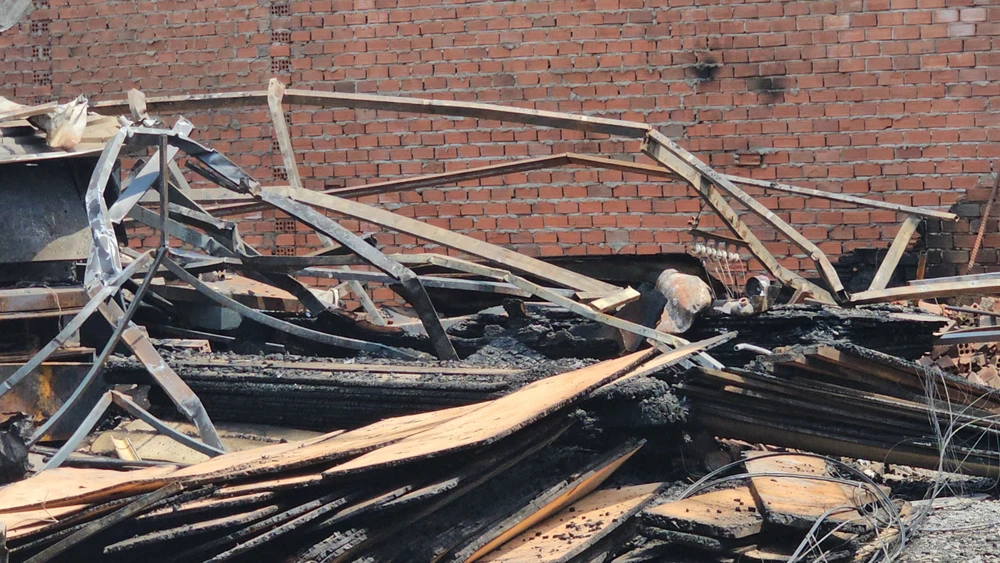 Xưởng gỗ ở Vĩnh Lộc B cháy dữ dội lúc 2 giờ sáng