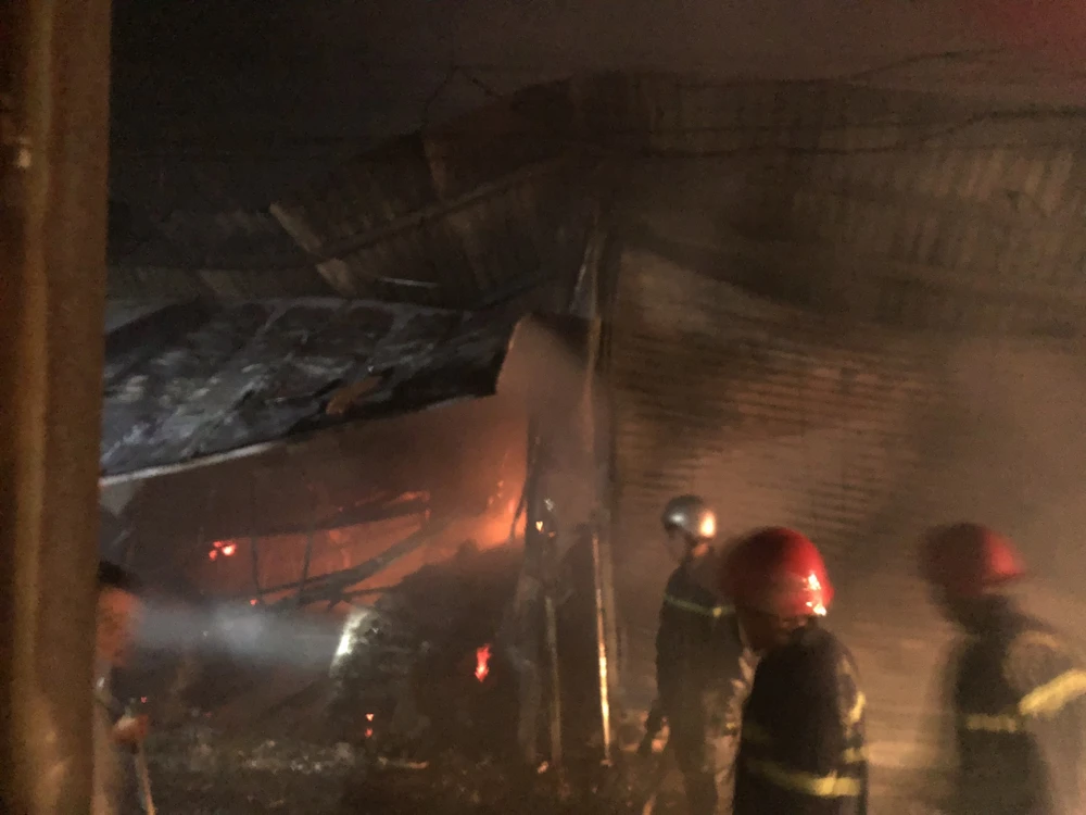 Xưởng gỗ ở Vĩnh Lộc B cháy dữ dội lúc 2 giờ sáng