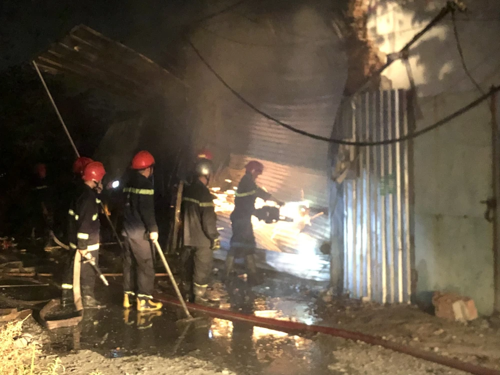 Xưởng gỗ ở Vĩnh Lộc B cháy dữ dội lúc 2 giờ sáng