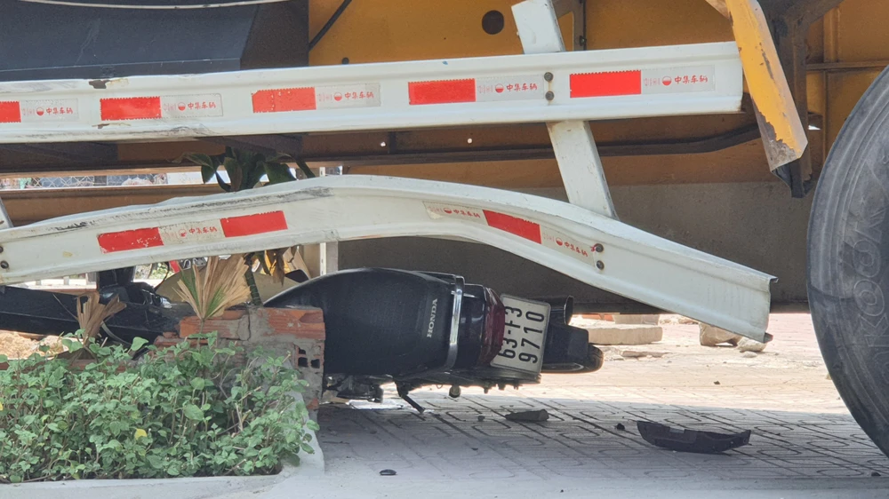 Xe container nổ lốp, cuốn xe máy, người đàn ông thoát chết ở Tỉnh lộ 8